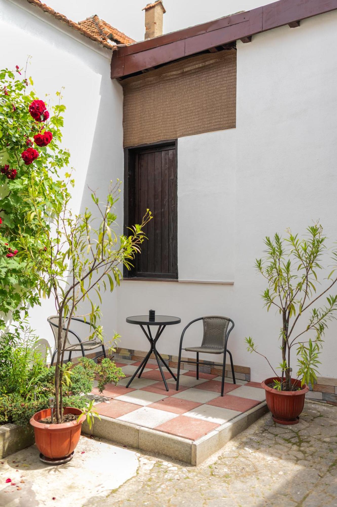 Fun House - Comfortable Stay With Garden And Near Parking 브라쇼브 외부 사진