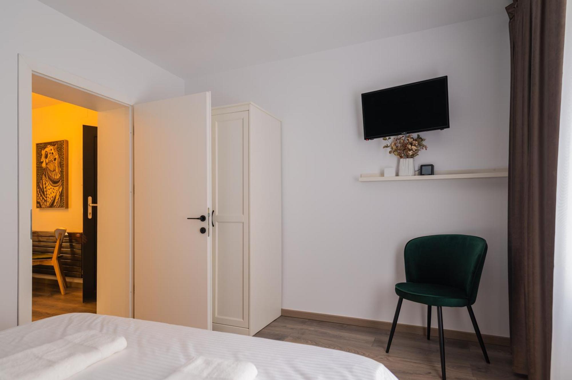 Fun House - Comfortable Stay With Garden And Near Parking 브라쇼브 외부 사진